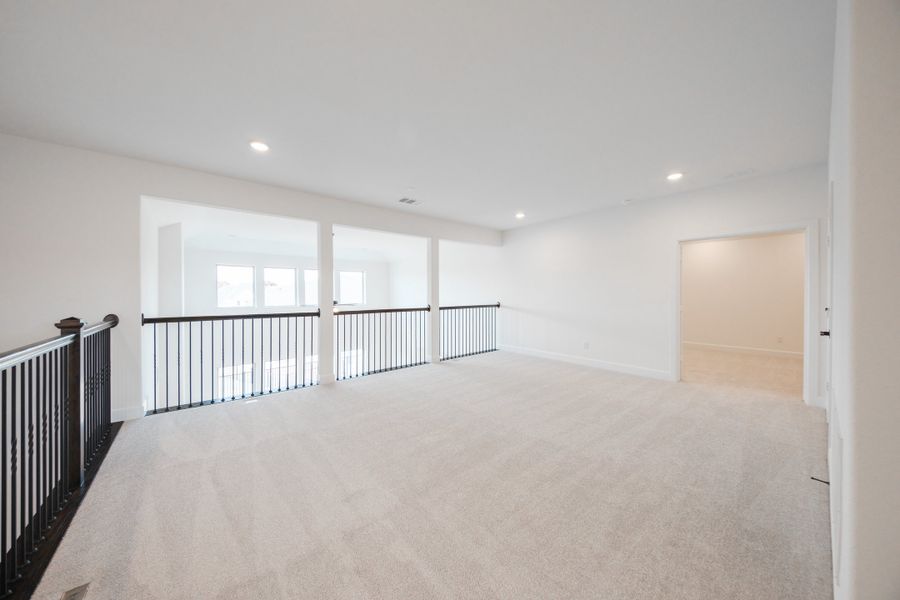 Spacious, unfurnished interior of a new home in Heath Golf and Yacht Club, Heath (Image 20).