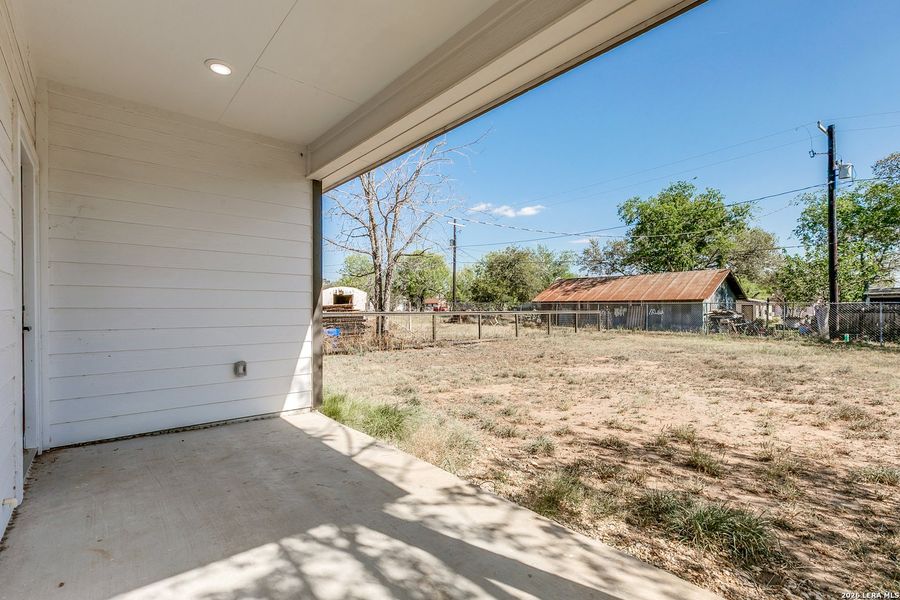 Exterior details and patio area of a home in , Poteet (Image 19).