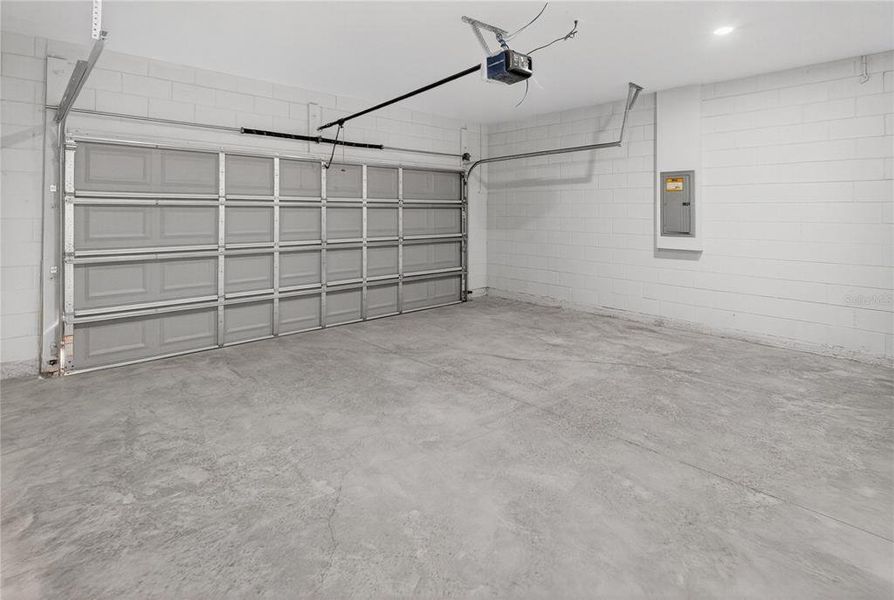 Spacious, unfurnished interior of a new home in , Dunnellon (Image 22).