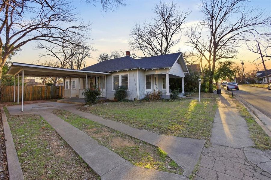 Exterior details and patio area of a home in , Cleburne (Image 3).
