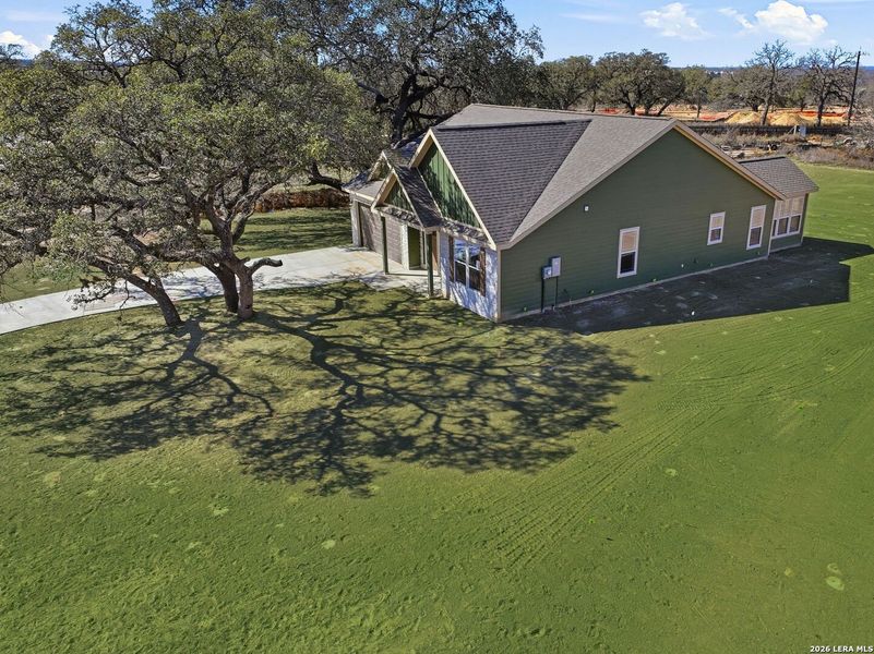 Exterior details and patio area of a home in Lonesome Dove, San Antonio (Image 27).