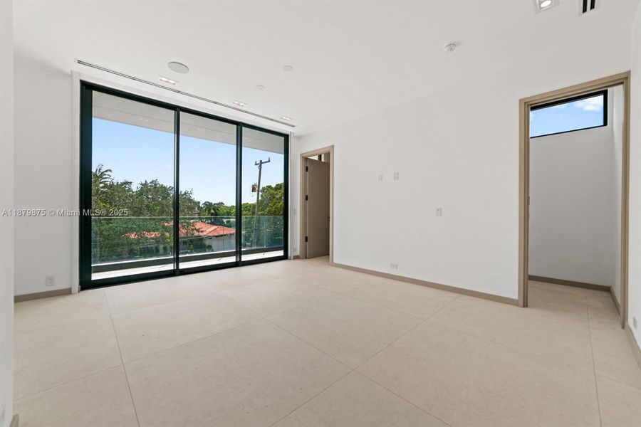 Spacious, unfurnished interior of a new home in , Miami Shores (Image 20).