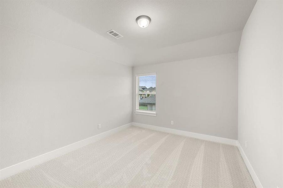 Spacious, unfurnished interior of a new home in Llano Springs, Fort Worth (Image 25).