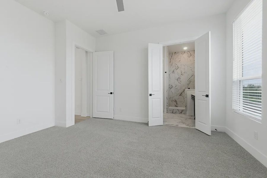Spacious, unfurnished interior of a new home in Centero at Stone Oak, San Antonio (Image 16).