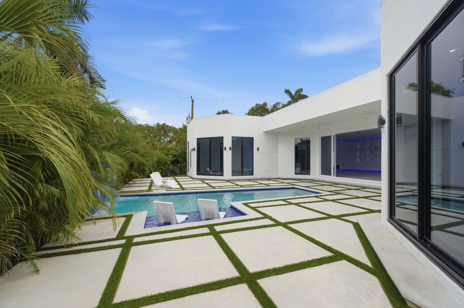 Incredible pool privacy