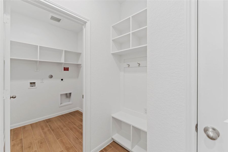 Spacious, unfurnished interior of a new home in Sunterra, Katy (Image 15).