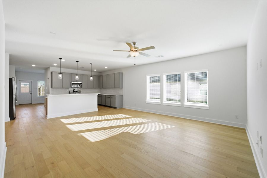 Spacious, unfurnished interior of a new home in Saddlebrook Estates, Waxahachie (Image 41). Spacious, unfurnished interior of a new home in Saddlebrook Estates, Waxahachie (Image 41).