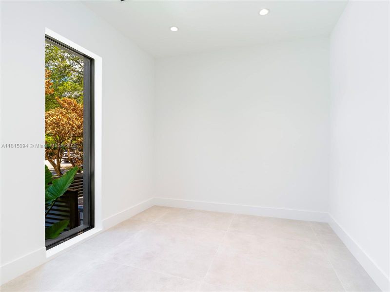 Spacious, unfurnished interior of a new home in , Miami (Image 23).