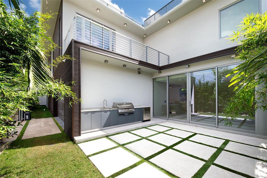 Exterior details and patio area of a home in , Miami (Image 24).