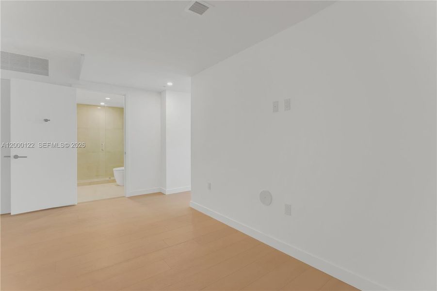Spacious, unfurnished interior of a new home in , Miami Beach (Image 65).