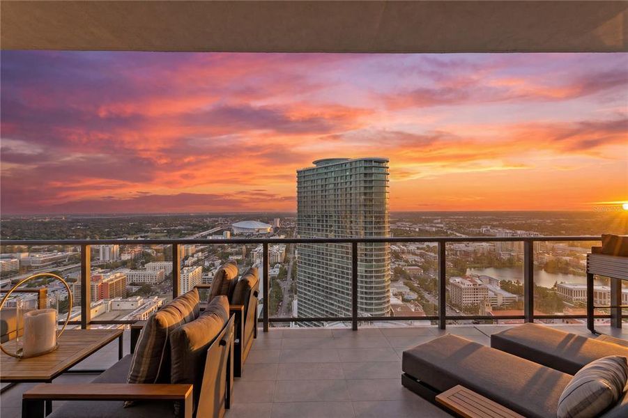 Condo located in St. Petersburg, FL showcasing its design and architecture (Image 23).