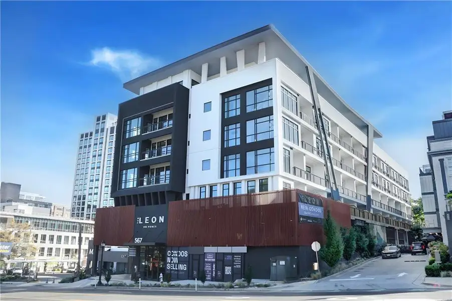 Condo located in Atlanta, GA showcasing its design and architecture (Image 4).