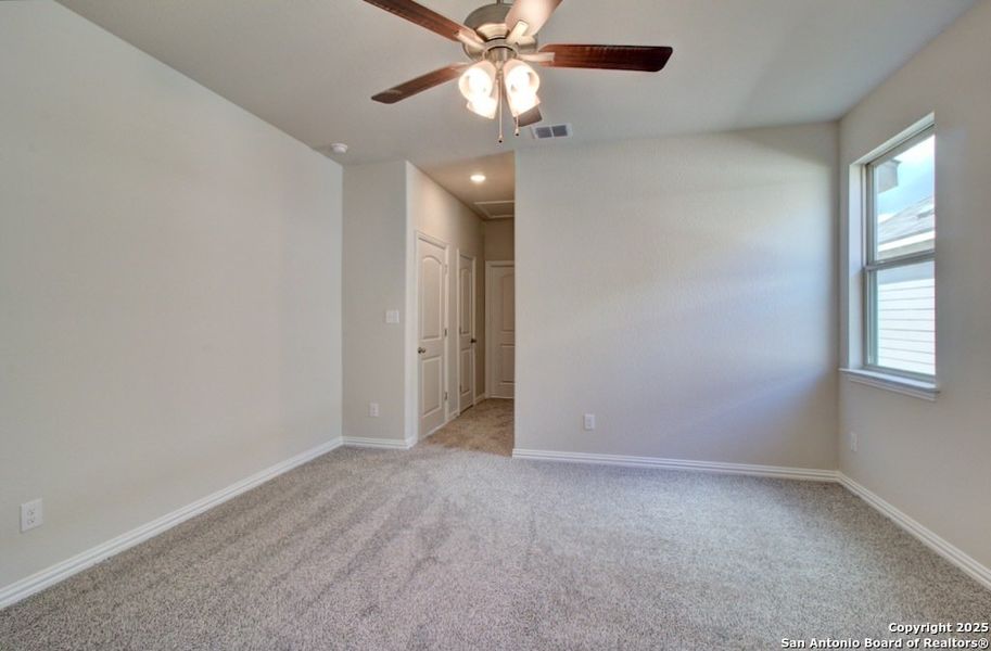 Spacious, unfurnished interior of a new home in Dauer Ranch, New Braunfels (Image 14).
