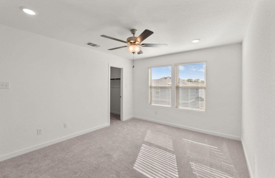 Spacious, unfurnished interior of a new home in Sunfield, Buda (Image 19).