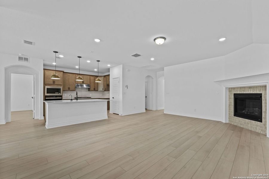 Spacious, unfurnished interior of a new home in Davis Ranch, San Antonio (Image 29).