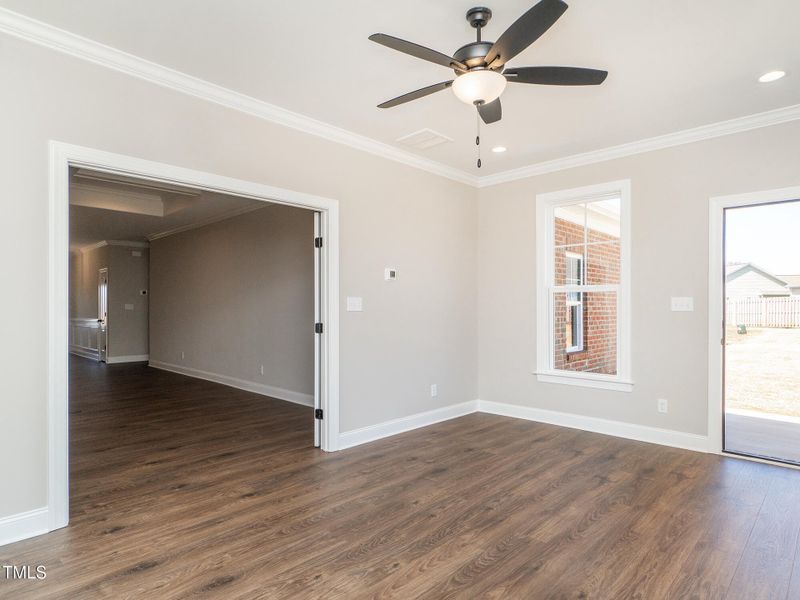 21 2374_WhelenDr SunRm3