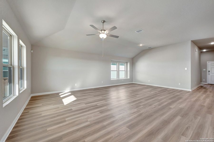 Spacious, unfurnished interior of a new home in Greenspoint Heights, Seguin (Image 32).