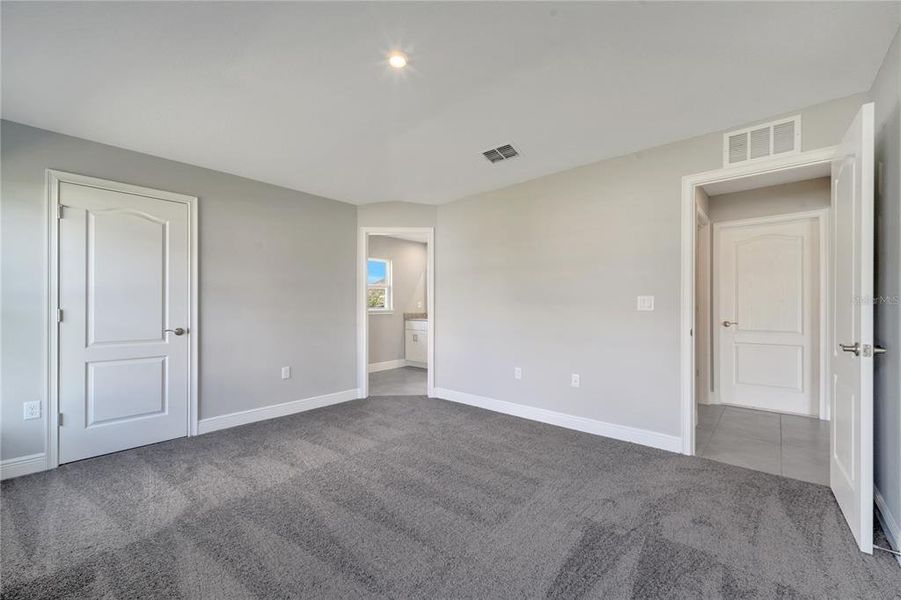 Spacious, unfurnished interior of a new home in , Kissimmee (Image 12).