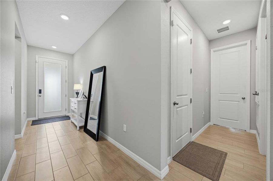 Spacious, unfurnished interior of a new home in Seasons at Eden Hills, Lake Alfred (Image 20).