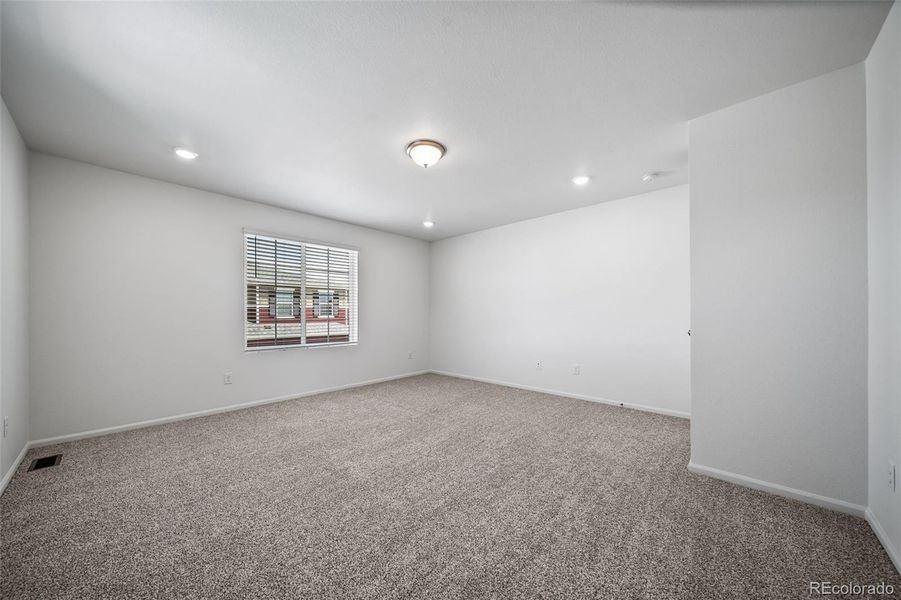 Spacious, unfurnished interior of a new home in , Aurora (Image 15).