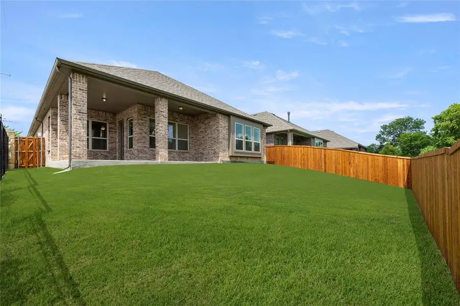 Exterior details of a home in Creek Valley Estates, Rowlett (Image 4).
