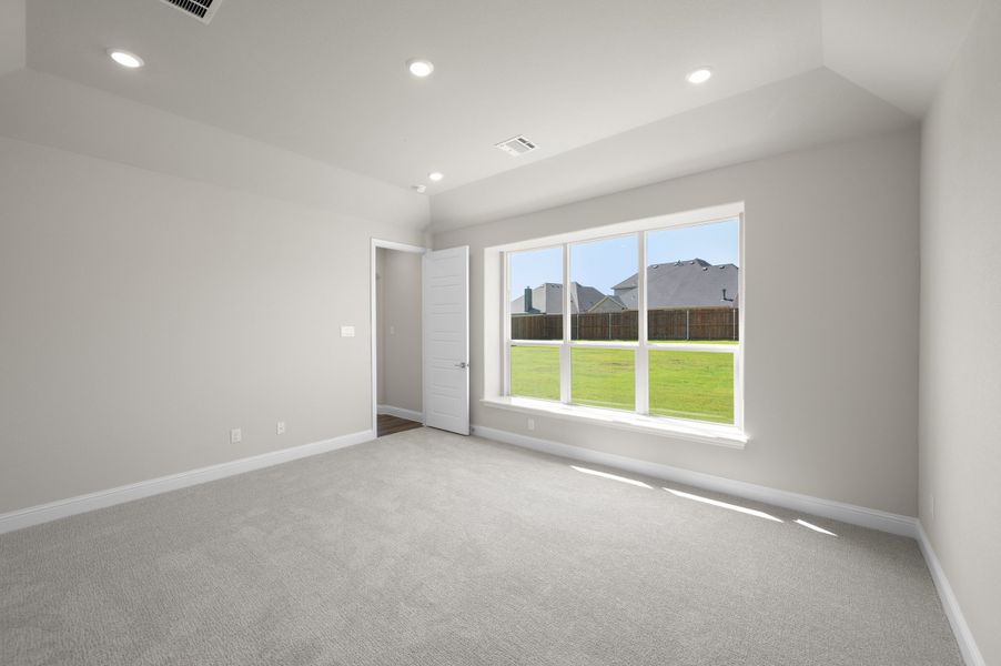 Spacious, unfurnished interior of a new home in Myrtle Creek, Waxahachie (Image 19).