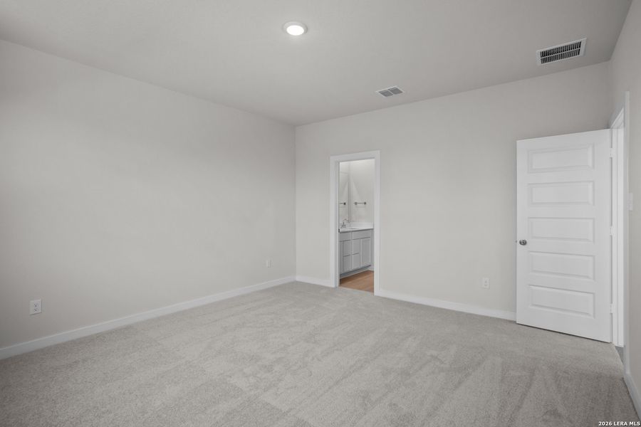 Spacious, unfurnished interior of a new home in Mesa Vista, San Antonio (Image 26).