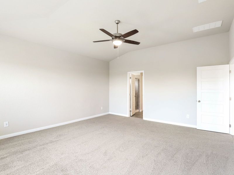 Spacious, unfurnished interior of a new home in Arcadia Ridge - Premier Series, San Antonio (Image 18).