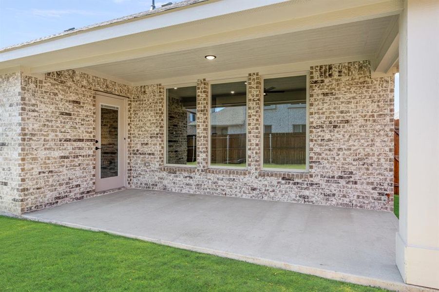 Exterior details and patio area of a home in Sunset Ridge, Alvarado (Image 3).