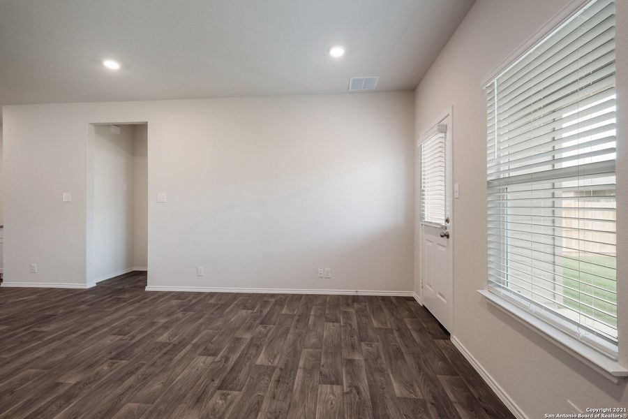 Spacious, unfurnished interior of a new home in Stonehill, San Antonio (Image 16).