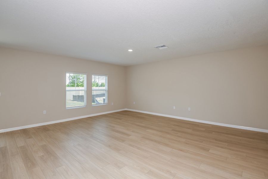Spacious, unfurnished interior of a new home in Pasadena Ridge, Dade City (Image 8).
