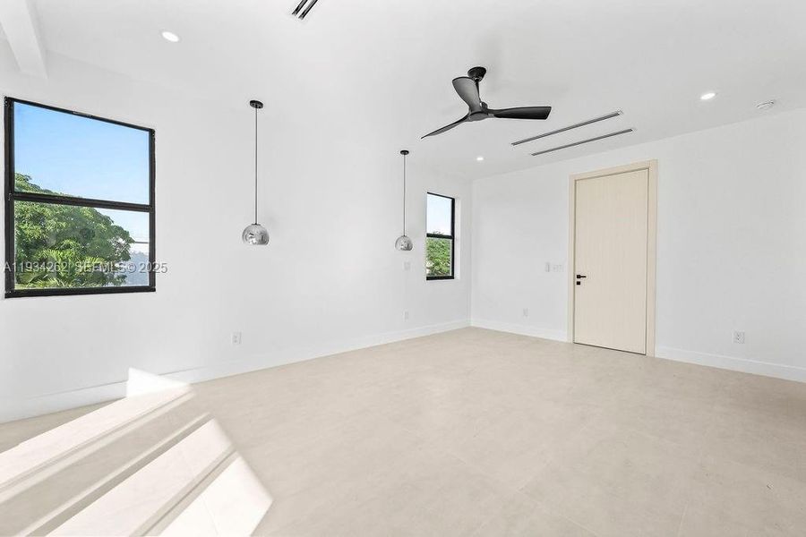 Spacious, unfurnished interior of a new home in , Fort Lauderdale (Image 12).