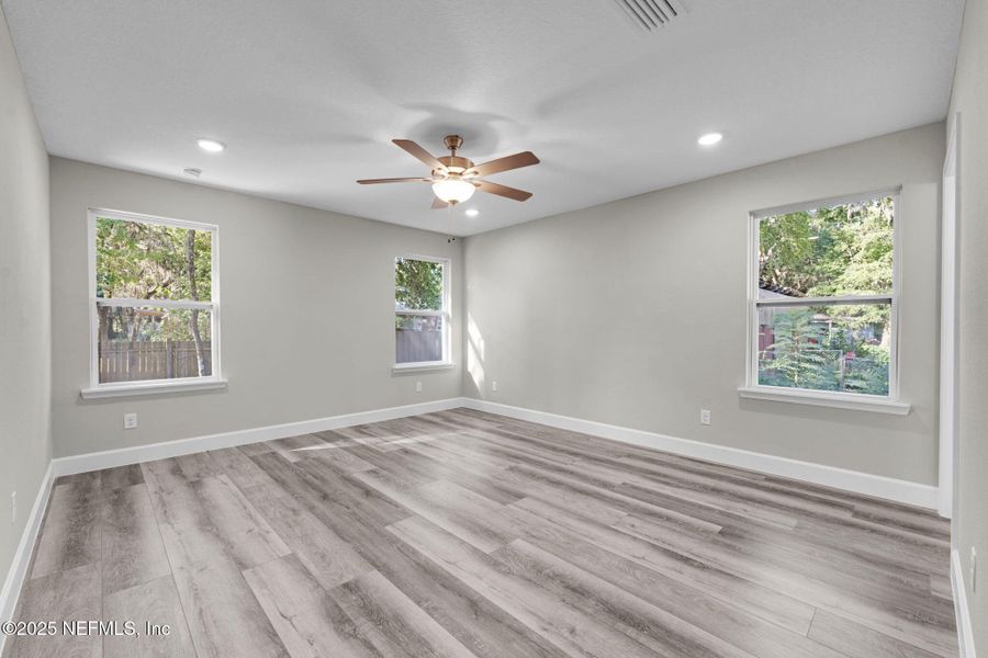 Spacious, unfurnished interior of a new home in , Jacksonville (Image 20).