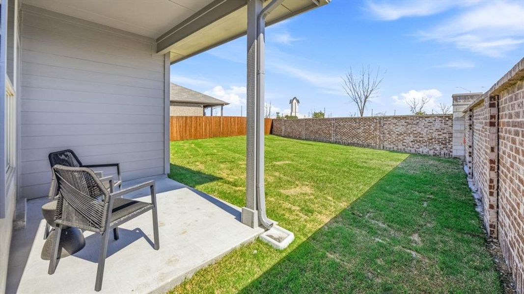 Exterior details and patio area of a home in Trails of Elizabeth Creek, Fort Worth (Image 2).
