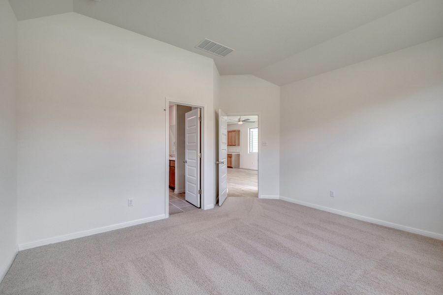 Spacious, unfurnished interior of a new home in Trinity Ranch, Elgin (Image 23).