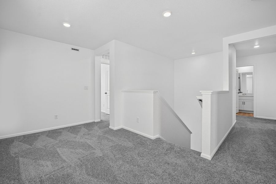 Spacious, unfurnished interior of a new home in Lake Bluff, Greeley (Image 12).