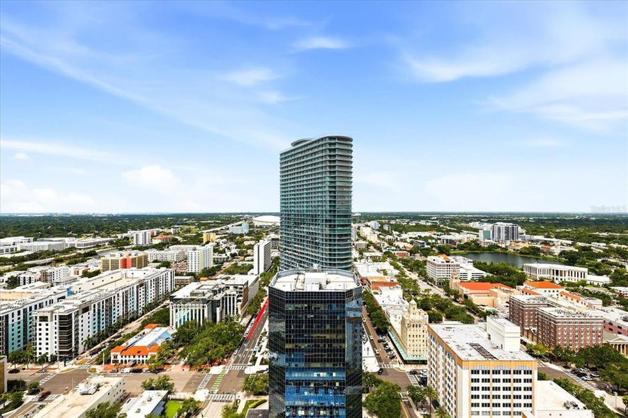 Condo located in St. Petersburg, FL showcasing its design and architecture (Image 34).