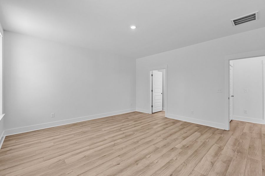 Spacious, unfurnished interior of a new home in Fieldstone, Lexington (Image 35).