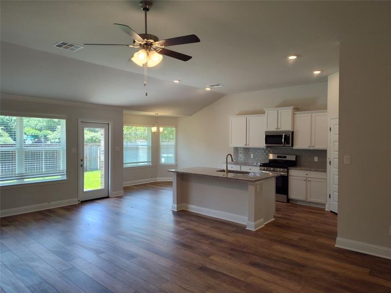 KITCHEN/BREAKFAST NOOK AREA WITH ISLAND