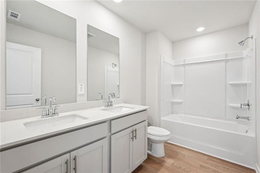 Furnished interior view inside a new home in Ivey Township, Dallas (Image 10).