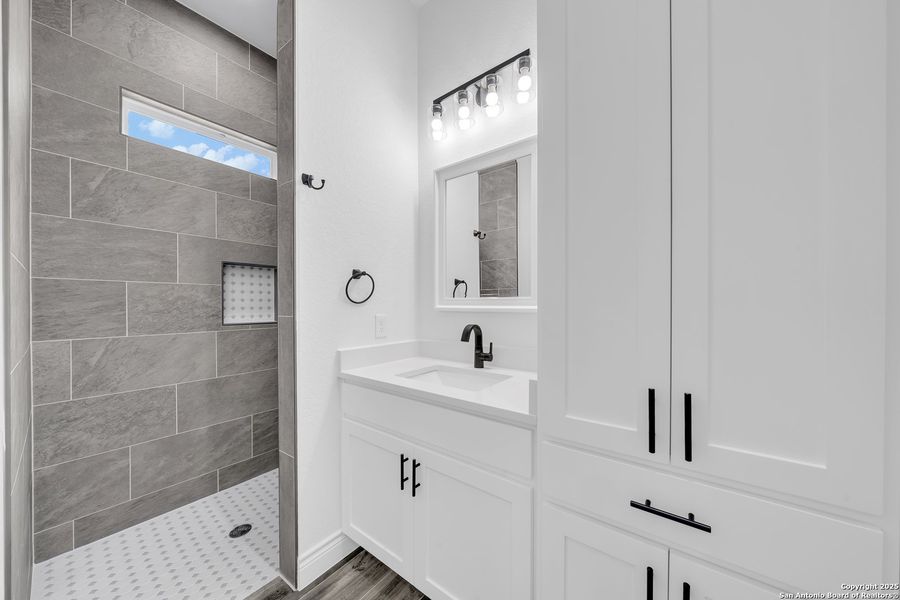 Furnished interior view inside a new home in , La Vernia (Image 12).