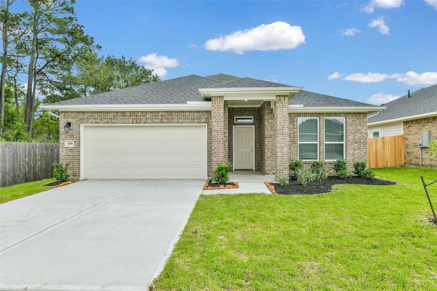 Front exterior of a new home in King Oaks Village, Baytown, TX, highlighting curb appeal (Image 1). Front exterior of a new home in King Oaks Village, Baytown, TX, highlighting curb appeal (Image 1).
