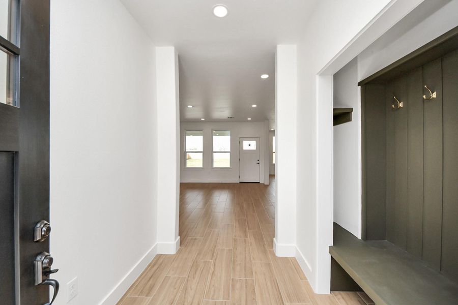 Spacious, unfurnished interior of a new home in , Rosharon (Image 19).