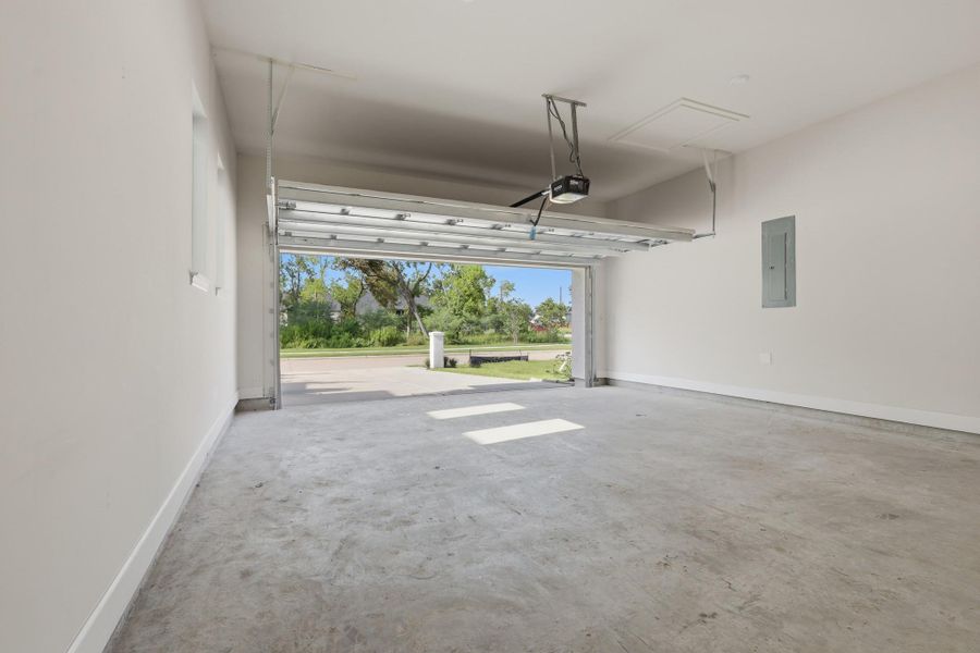 Spacious, unfurnished interior of a new home in Sienna, Missouri City (Image 39).