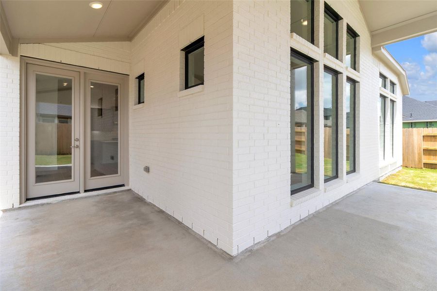 Exterior details and patio area of a home in Midline, Webster (Image 22).