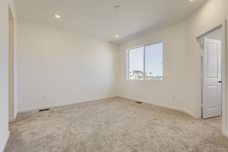 Spacious, unfurnished interior of a new home in Parterre, Thornton (Image 10).