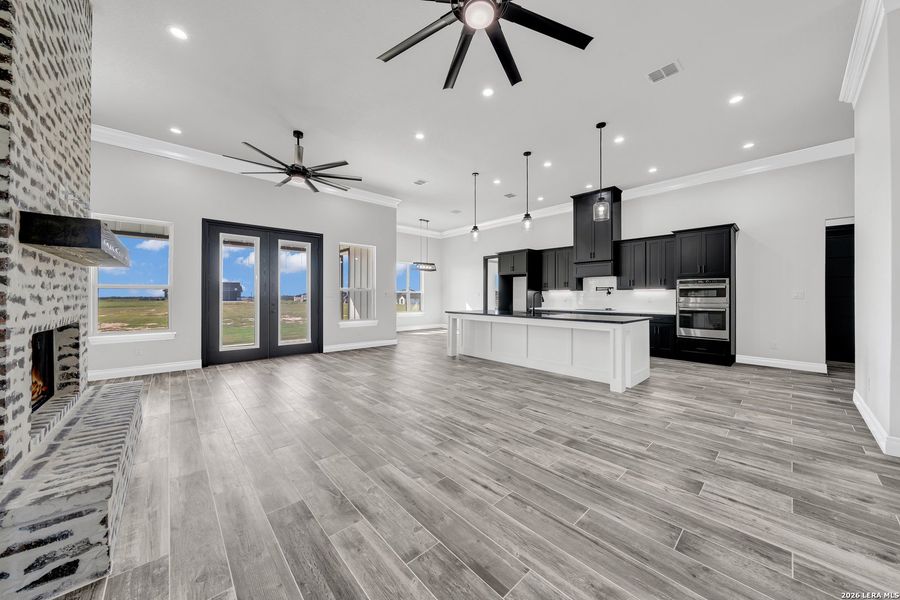 Spacious, unfurnished interior of a new home in , La Vernia (Image 25).