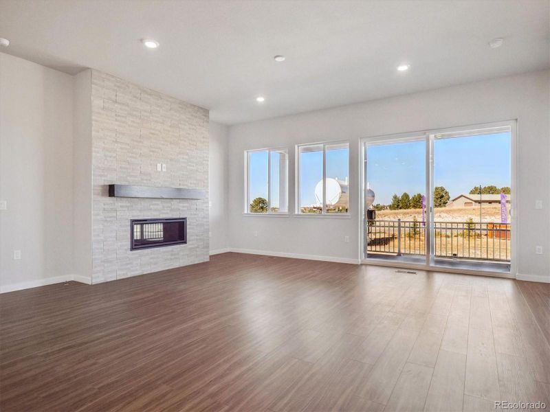 Spacious, unfurnished interior of a new home in Trails at Smoky Hill, Parker (Image 9).