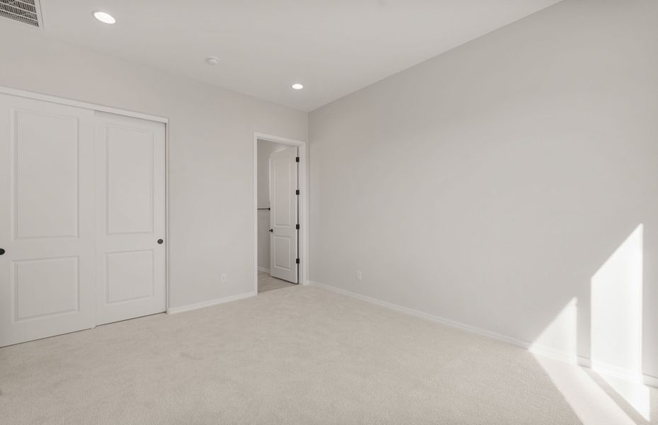 Spacious, unfurnished interior of a new home in Sun City Anthem at Merrill Ranch, Florence (Image 24).