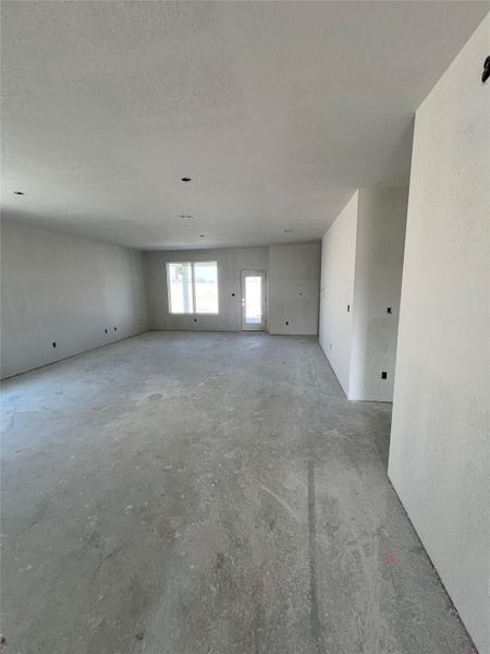 Empty room with concrete flooring